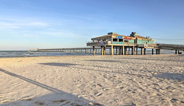 Corpus Christi Condo - Walk to Whitecap Beach!