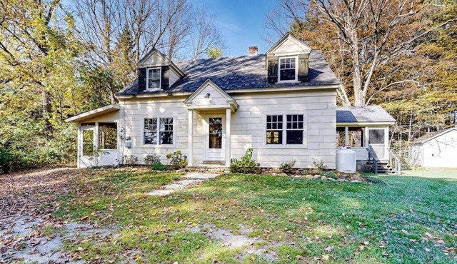 Countryside mountain-view retreat with screened porch, near ski resorts & golf