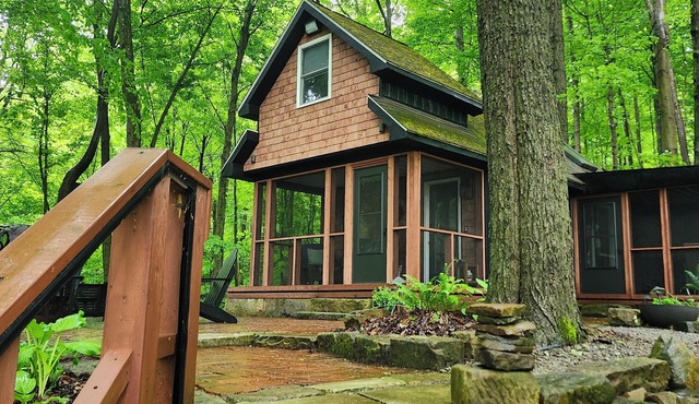 Couples Luxury Romantic Retreat w/Hot Tub, Nestled inside the woods w/Firepit