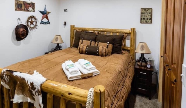 Cowboy's Corral @ Alaska Knotty Pine B&B ~ Hot Tub & Sauna