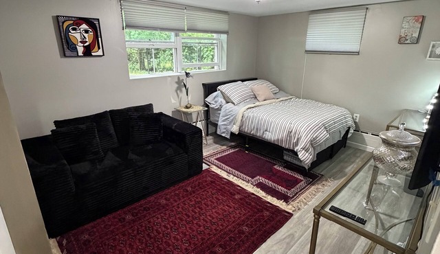 Cozy 1 bedroom apt! Prime location! King & Full bed! Sleeps 4! 2 smart TVs!