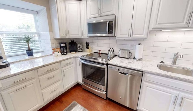 Cozy 2 Bdrm/1 Bath Condo near Eden Park