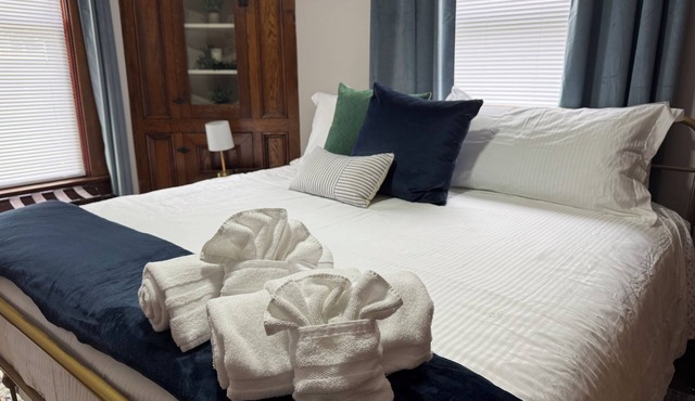 Cozy 2BR King Beds Near Mid-Ohio & Snow Trails Retreat