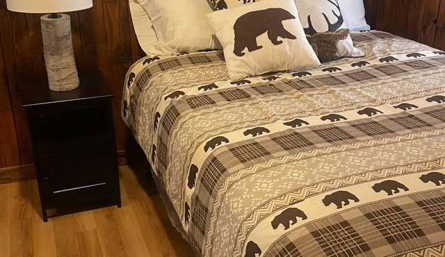 Cozy 3-bedroom cabin in welcoming Moose Pass, Alaska.