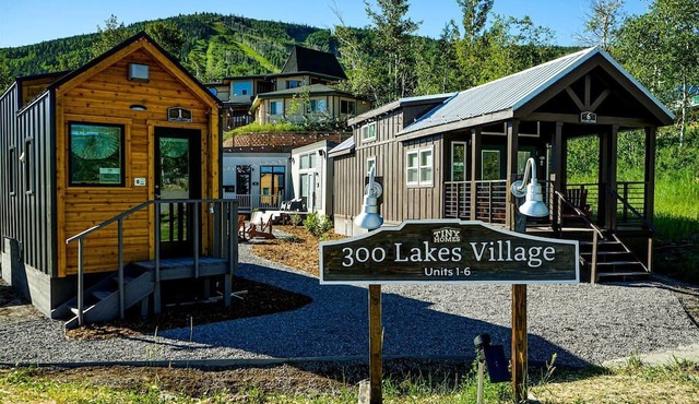 Cozy and Rustic Tiny House Rental for Glamping in Colorado