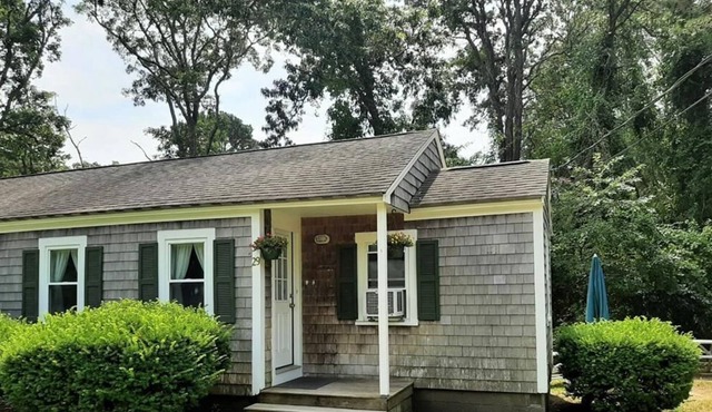 Cozy Cape Cod Cottage near South facing beaches, island ferries and restaurants!