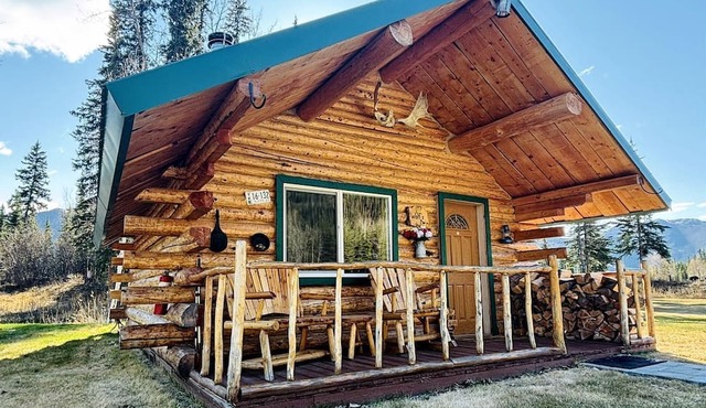 Cozy Creekside Cabin with Mountain Views & Fireplace near Log Cabin Creek, Tok Alaska