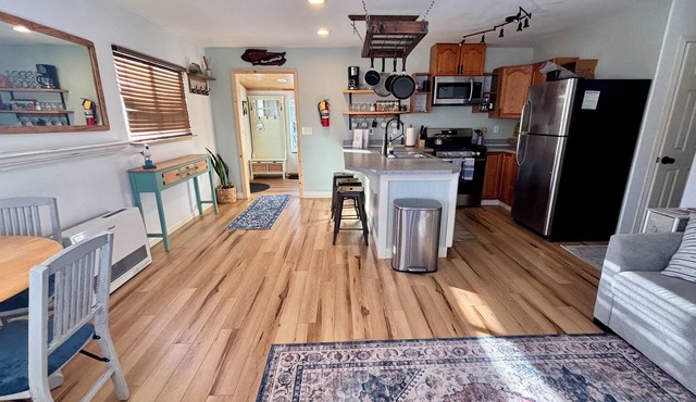 Cozy family- friendly in town house w/a backyard, garden, BBQ, and a firepit.