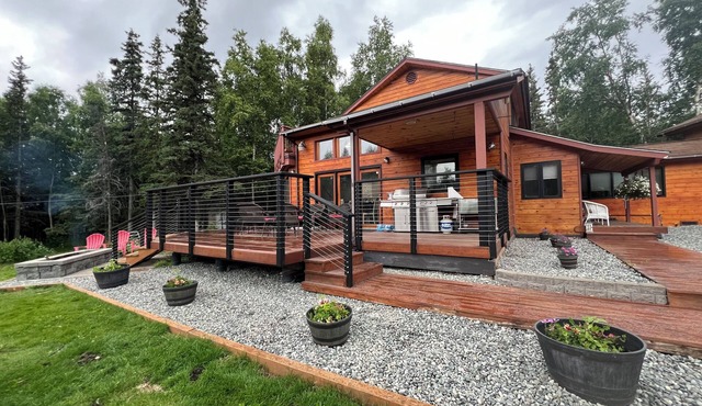COZY HILLSIDE HOME WITH A BEAUTIFUL DECK, FIRE PIT, SAUNA & PLENTY OF PARKING