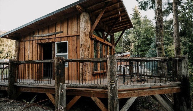 Cozy Log Cabin with Wood Burning Stove and Private Deck on the Olympic Peninsula, Washington