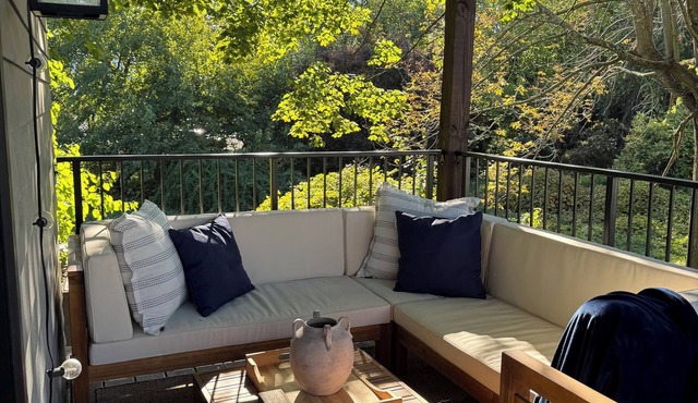 Cozy Modern 2-bedroom condo in Boston, 15 minute walk to Downtown and Airport