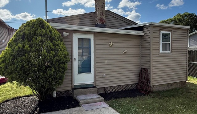 Cozy Oakland Beach bungalow for 2! One block from the water and a short walk to beaches, restaurants, and shops. Includes a living room, kitchen, bedroom, and full bath.