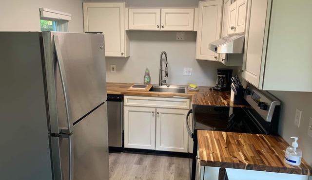 Cozy One Bedroom within walking distance of Downtown Attractions