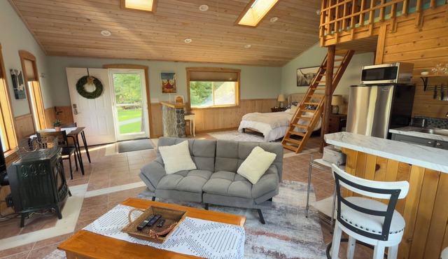 Cozy secluded loft on Old Naches, every amenity, gateway to the adventure!