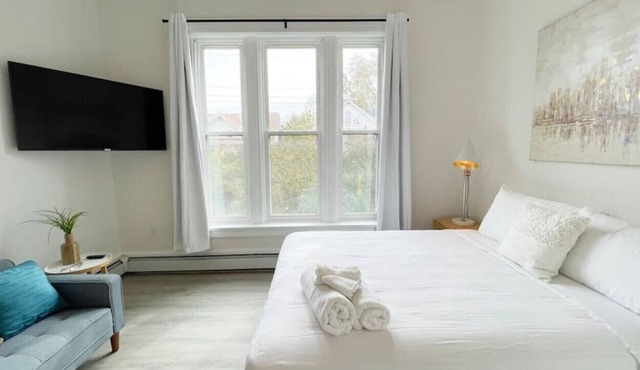 Cozy Studio with Parking | Near UC, Zoo, Downtown