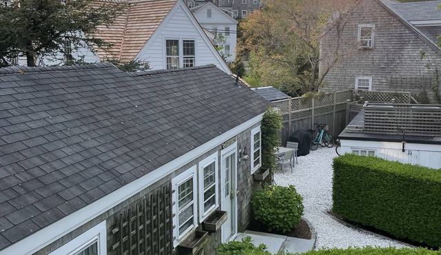 Cozy upper studio- fully equipped & close to town, harbor, shops & restaurants!
