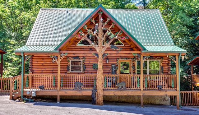 Creekside Lodge Heart of Pigeon Forge! 👙HotTub 🔥FirePit 🎮Games 🏊‍♂CmtyPool