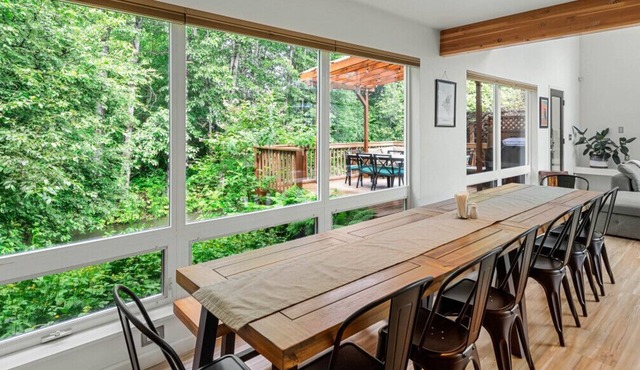 Creekside Retreat, King Bed Near Downtown & Trails, sleeps 14!