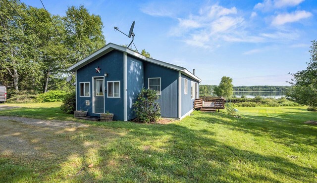 Crisp Cabin: Waterfront, 2 Kayaks, AC + Walk Downtown