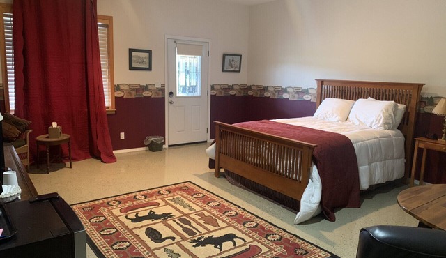 Crooked Creek Retreat Luxurious room on Creek, 2 Queen bds + Full Fishing Gear.
