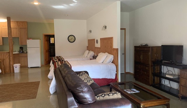 Crooked Creek Retreat- Large 5 bed suite, full kitchen + Fishing Gear Included!