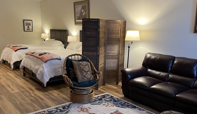 Crooked Creek Retreat- Spacious room on Creek, 2 Queen beds + Full Fishing Gear.