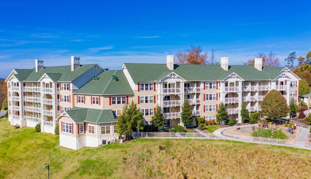 Deluxe Condo w/Resort Indoor & Outdoor Pools, 3 Hot Tubs, WiFi & More!