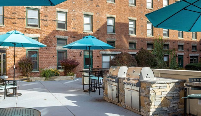 Deluxe Dorchester Savin Hills 2BR nr Milton T, by Blueground