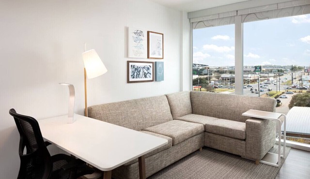 Domain Adjacent 1BR Suite: Pool/Gym/Free Breakfast