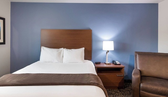 Double the Fun, Twice Over! 4 Queen & Recliner Rooms for Your Group or Family!