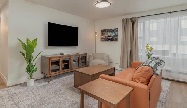 Downtown 1 Bedroom Flat with Views