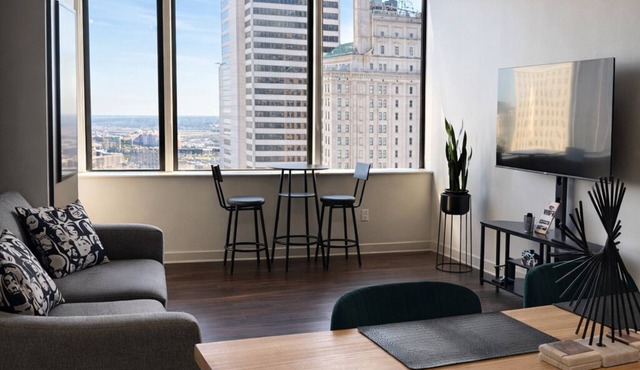Downtown Dallas - King Bed + Free Parking - Pool