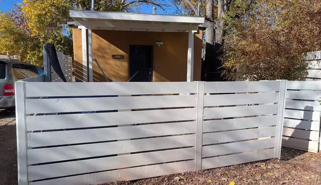 Downtown District - Modern Apt Yard, King Bed, W/D