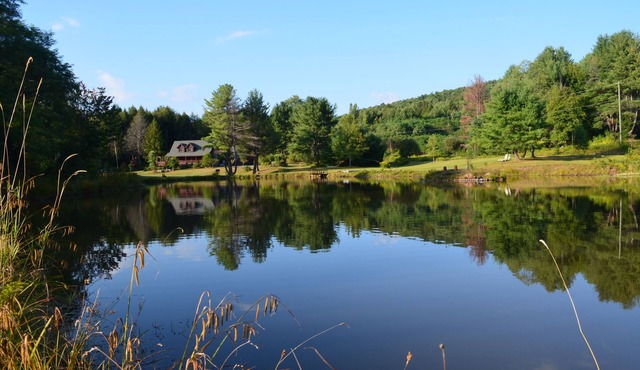 DREAM LOG CABIN 110 Acres/Hot Tub/5 Minutes to the slopes/pond/river/internet