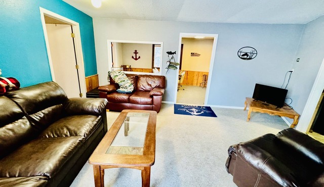 E Devils Lake on US 2 - Townhouse 1/4 mile boat ramp & bar/grill that sleeps 6! in Devils Lake