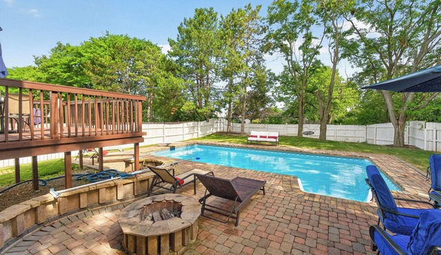 Elegant 3BR 5-Bed Spacious Home: Pool & Patio