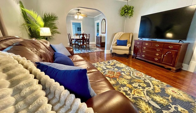 Elegant PC "Bungalow Home" with Sunroom near Beach*Park*Lighthouse*Restaurants