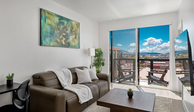 Elevated Stay!Top floor! Kg bd|Pool|HotTub|Gym|Pkg