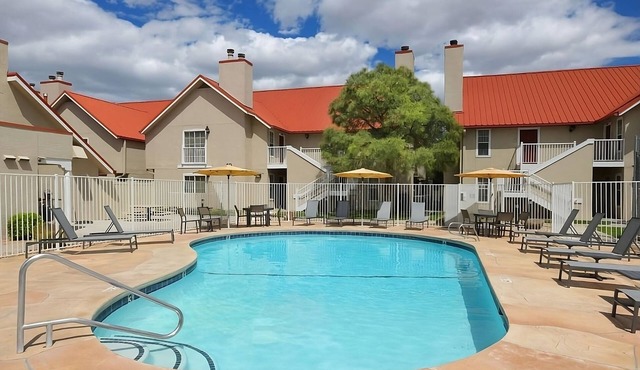 Ensuring a Very Comfortable & Memorable Stay! Free Breakfast, with Outdoor Pool!
