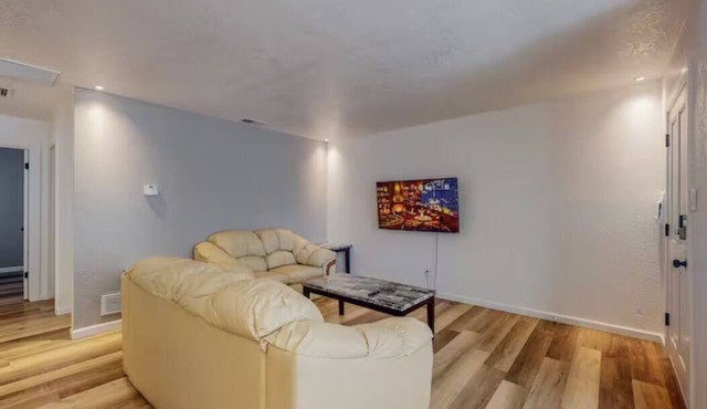 Espanola ABQ Uptown private backyard and garage!