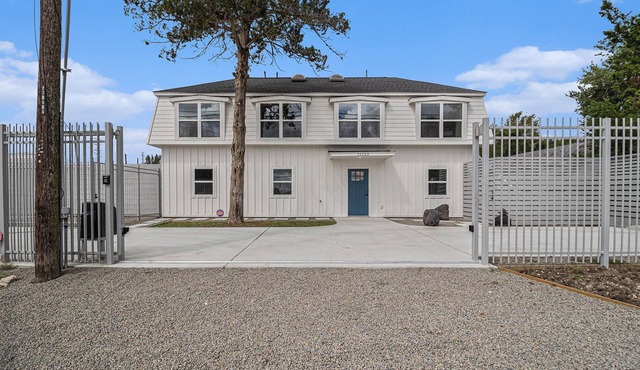 Exceptionally designed 1 bedroom 1 bath just minutes from NRG & Medical Center
