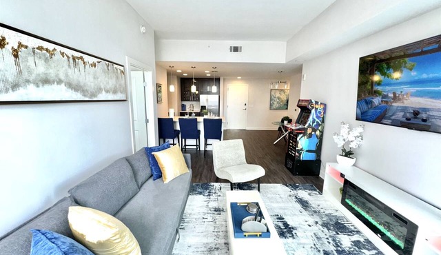 Executive 3BR Buckhead Penthouse/Pool/Balcony/Walk to Lenox,Phipps Plaza & Marta
