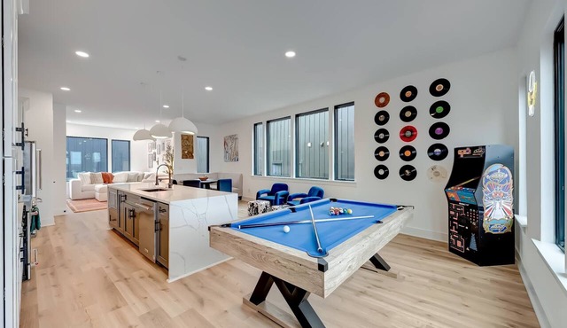 Fall in Nashville: 4 rooftop hot tubs, game rooms & sauna, sleeps 48