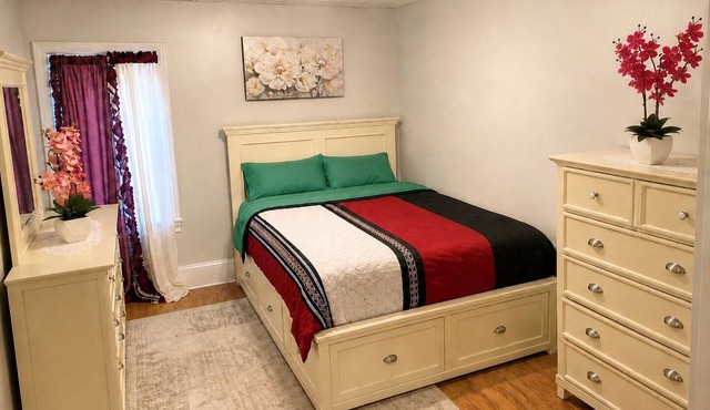 Fall River Stay Stylish 2BR Free Parking