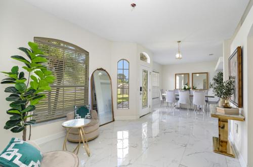 Family Launch View Stay, Modern and Bright