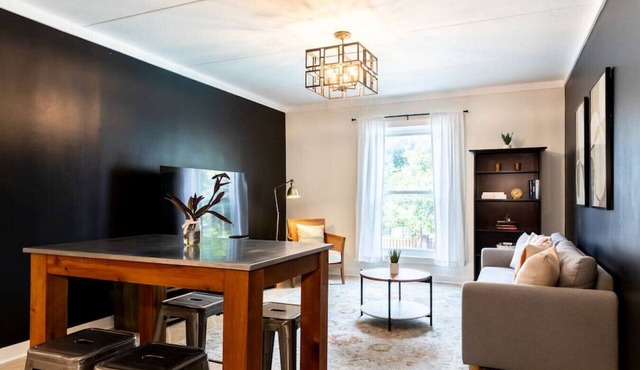 Famous Music Row Presidential Suite with Guitar Pool!