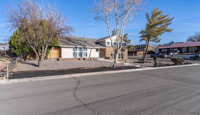 Foothills & Chill — Spacious 4‑Bedroom