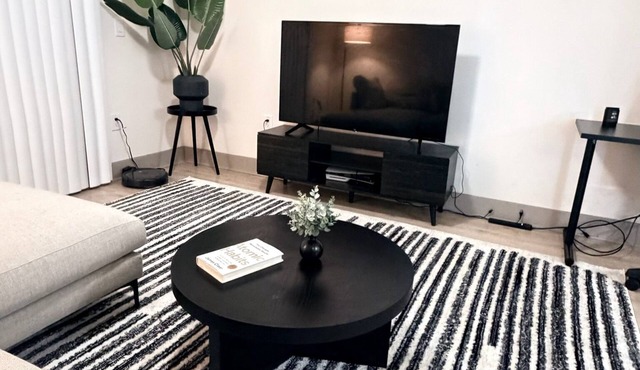 Fully Furnished Room Steps From Avondale Train Station and Fast Wifi