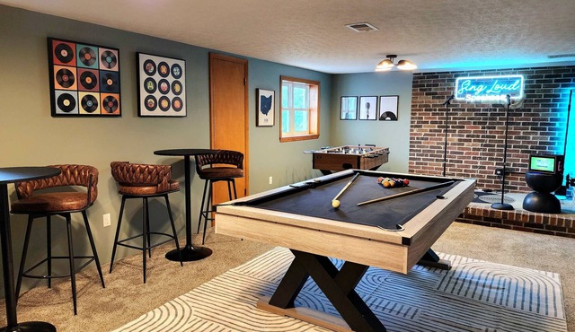 Fun Midcentury Home | Hot Tub | Karaoke | Games