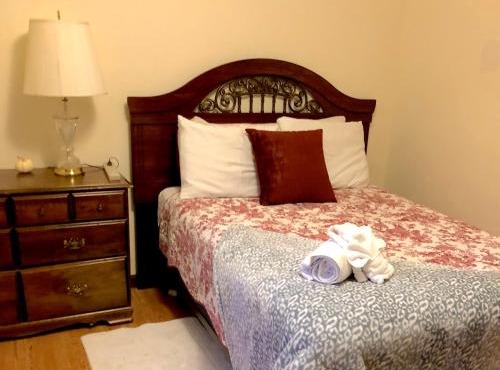 Glacier Guest Room - PRIVATE ROOM IN SHARED HOUSE REDUCED PRICE ON TOURS